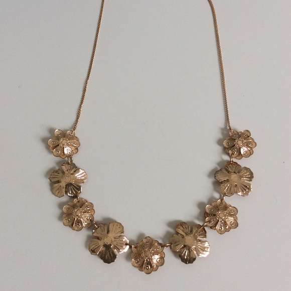 Flower Pearl & Crystal Gold Tone Necklace. - Picture 7 of 7